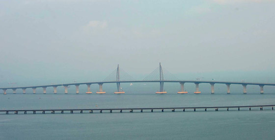 بالفيديو والصور: الصين تفتتح أطول جسر مائي في العالم بطول 55 كيلومترا صورة رقم 19
