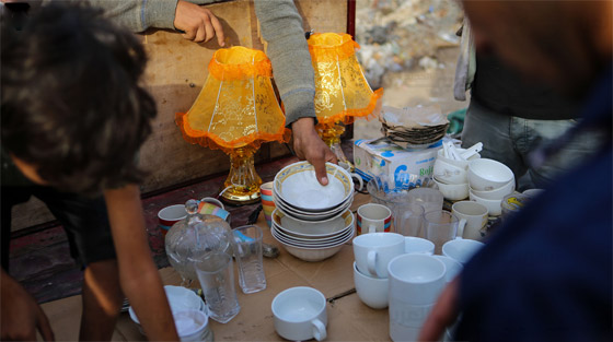 وضع مؤلم جدا في غزة: الأهالي يبيعون أثاث منزلهم مقابل الطعام! صورة رقم 2
