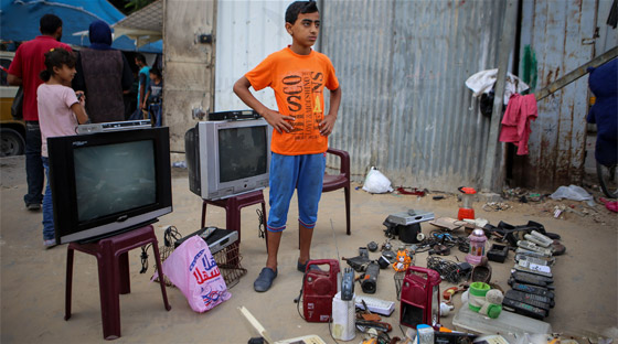 وضع مؤلم جدا في غزة: الأهالي يبيعون أثاث منزلهم مقابل الطعام! صورة رقم 4