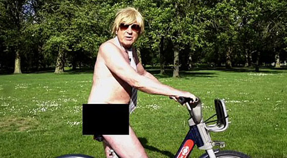 نائب بريطاني (68 عاما) يقود دراجته الهوائية بدون ملابس! صورة رقم 1