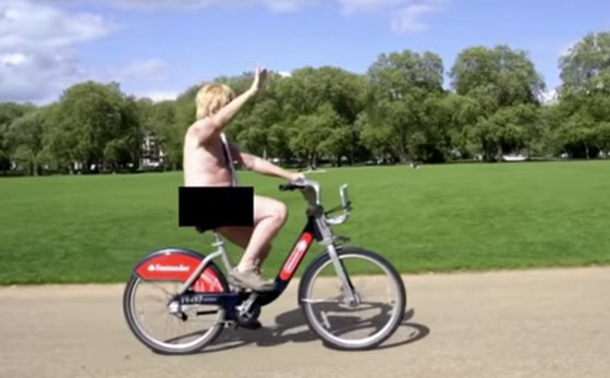 نائب بريطاني (68 عاما) يقود دراجته الهوائية بدون ملابس! صورة رقم 2