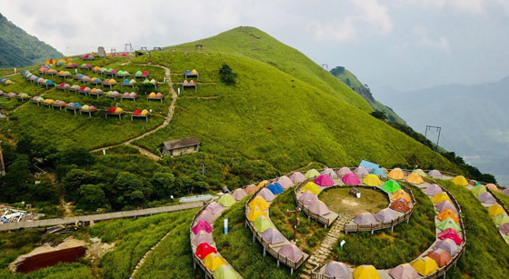 جمعية صينية تدخل موسوعة غينيس بنصب 721 خيمة على ممر جبلي صورة رقم 1