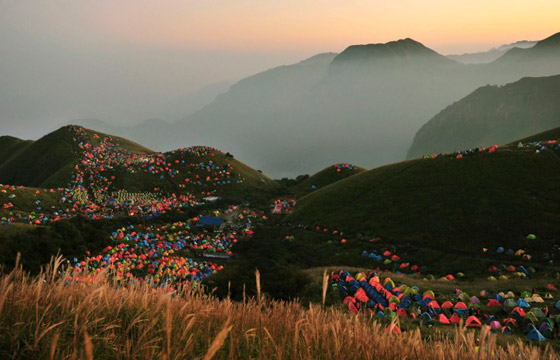 جمعية صينية تدخل موسوعة غينيس بنصب 721 خيمة على ممر جبلي صورة رقم 5