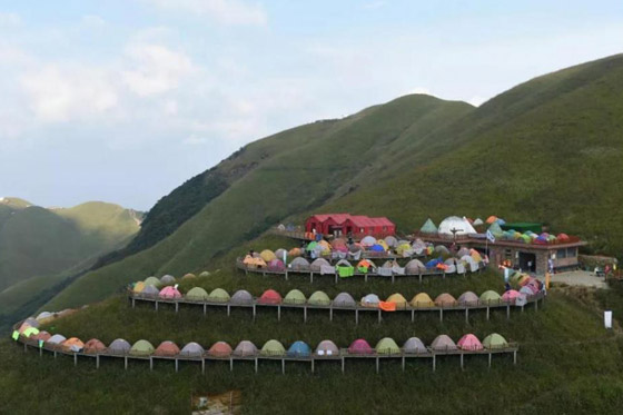 جمعية صينية تدخل موسوعة غينيس بنصب 721 خيمة على ممر جبلي صورة رقم 2