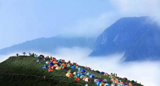 جمعية صينية تدخل موسوعة غينيس بنصب 721 خيمة على ممر جبلي صورة رقم 9