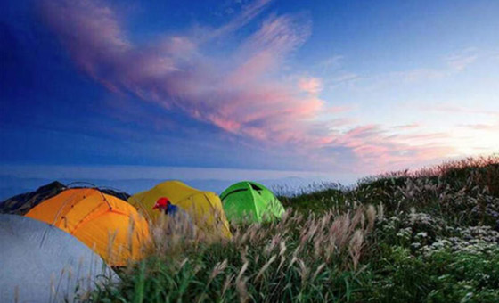 جمعية صينية تدخل موسوعة غينيس بنصب 721 خيمة على ممر جبلي صورة رقم 10