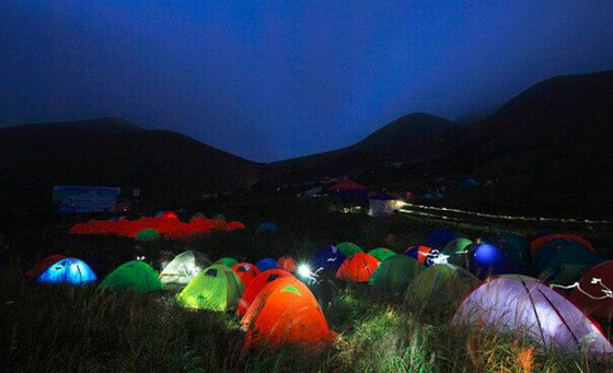جمعية صينية تدخل موسوعة غينيس بنصب 721 خيمة على ممر جبلي صورة رقم 11