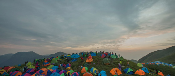 جمعية صينية تدخل موسوعة غينيس بنصب 721 خيمة على ممر جبلي صورة رقم 12