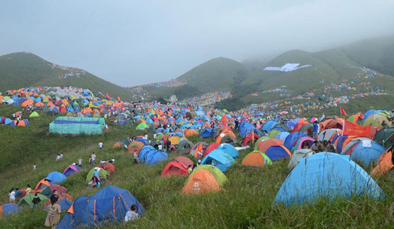 جمعية صينية تدخل موسوعة غينيس بنصب 721 خيمة على ممر جبلي صورة رقم 13