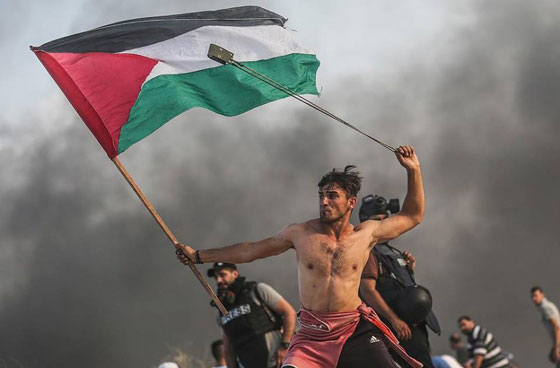 صورة من مصطفى حسونة انتشرت عالميا توثق شجاعة شاب فلسطيني في غزة صورة رقم 1