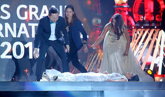  فيديو انهيار ملكة جمال باراجواي عند إعلان فوزها باللقب وسقوطها على المسرح   صورة رقم 3