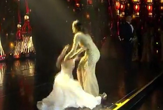  فيديو انهيار ملكة جمال باراجواي عند إعلان فوزها باللقب وسقوطها على المسرح   صورة رقم 5
