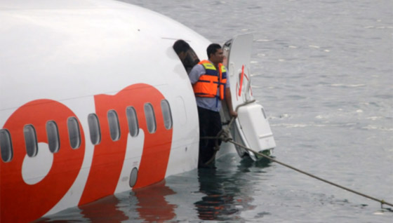 كارثة جوية: تحطم طائرة إندونيسية ومقتل 189 شخصاً كانوا على متنها  صورة رقم 19