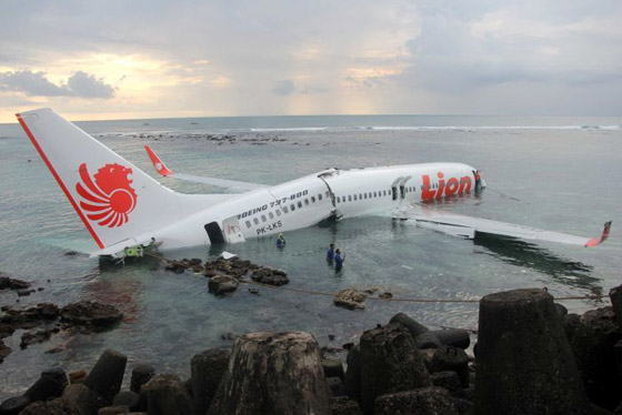 كارثة جوية: تحطم طائرة إندونيسية ومقتل 189 شخصاً كانوا على متنها  صورة رقم 1