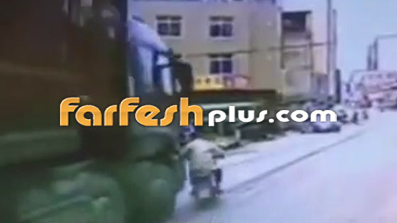 فيديو صادم.. صيني ينجو من الموت بأعجوبة بعد أن صدمته شاحنة ضخمة! صورة رقم 1