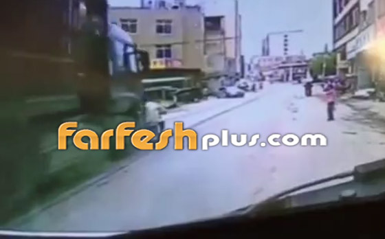 فيديو صادم.. صيني ينجو من الموت بأعجوبة بعد أن صدمته شاحنة ضخمة! صورة رقم 2