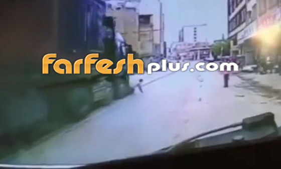 فيديو صادم.. صيني ينجو من الموت بأعجوبة بعد أن صدمته شاحنة ضخمة! صورة رقم 3