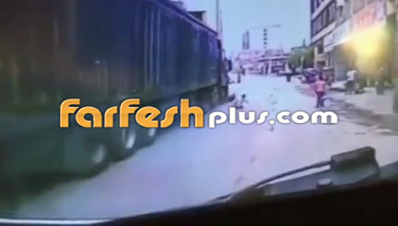 فيديو صادم.. صيني ينجو من الموت بأعجوبة بعد أن صدمته شاحنة ضخمة! صورة رقم 4