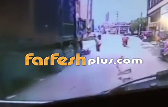 فيديو صادم.. صيني ينجو من الموت بأعجوبة بعد أن صدمته شاحنة ضخمة! صورة رقم 5