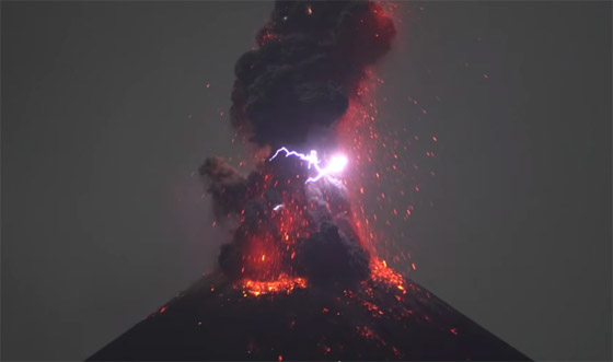 فيديو مذهل لظاهرة ساحرة نادرة: ومضات وأضواء البرق خلال انفجار بركان! صورة رقم 1