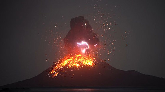 فيديو مذهل لظاهرة ساحرة نادرة: ومضات وأضواء البرق خلال انفجار بركان! صورة رقم 2