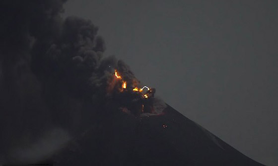 فيديو مذهل لظاهرة ساحرة نادرة: ومضات وأضواء البرق خلال انفجار بركان! صورة رقم 5