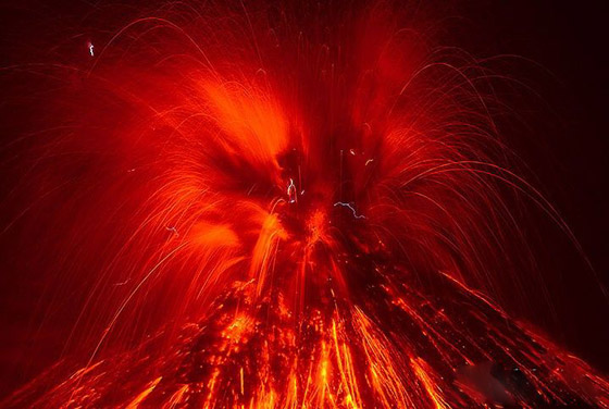 فيديو مذهل لظاهرة ساحرة نادرة: ومضات وأضواء البرق خلال انفجار بركان! صورة رقم 10