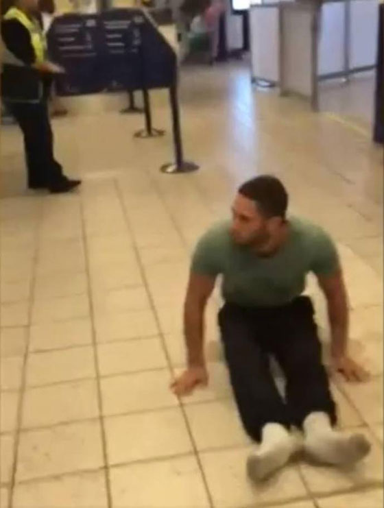 شاب مشلول يقاضي مطارا دوليا بعد تعرضه للإهانة.. فيديو وصور صورة رقم 5