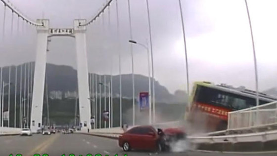 فيديو صادم.. شجار بين سائق حافلة وراكبة ينتهي بكارثة مميتة في الصين صورة رقم 3
