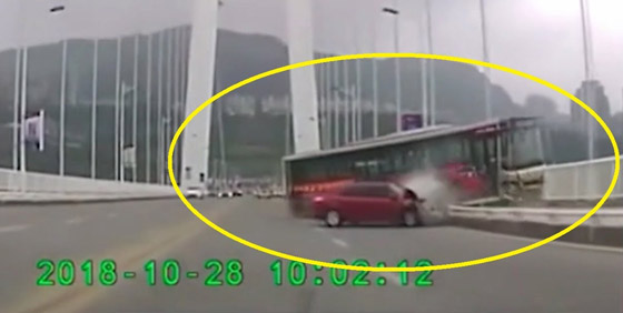 فيديو صادم.. شجار بين سائق حافلة وراكبة ينتهي بكارثة مميتة في الصين صورة رقم 1