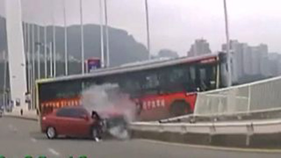 فيديو صادم.. شجار بين سائق حافلة وراكبة ينتهي بكارثة مميتة في الصين صورة رقم 2