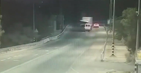 بالفيديو والصور.. مصرع 7 عمال مقدسيين في حادث مروّع بين حافلة وشاحنة على شارع الموت صورة رقم 11