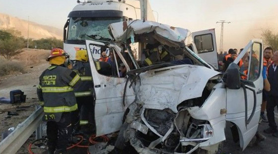 بالفيديو والصور.. مصرع 7 عمال مقدسيين في حادث مروّع بين حافلة وشاحنة على شارع الموت صورة رقم 6