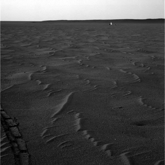 فيديو وصور لجسم لامع وناصع البياض يتنقل من مكانه على سطح المريخ! صورة رقم 4