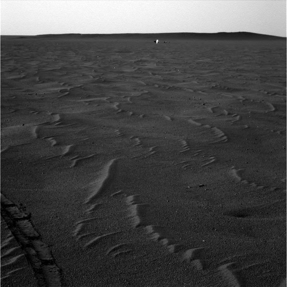 فيديو وصور لجسم لامع وناصع البياض يتنقل من مكانه على سطح المريخ! صورة رقم 5