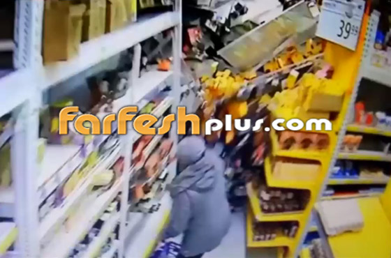 فيديو غريب: شاحنة تخترق جدار متجر وتدهس المتسوقين والرفوف والبضائع صورة رقم 2