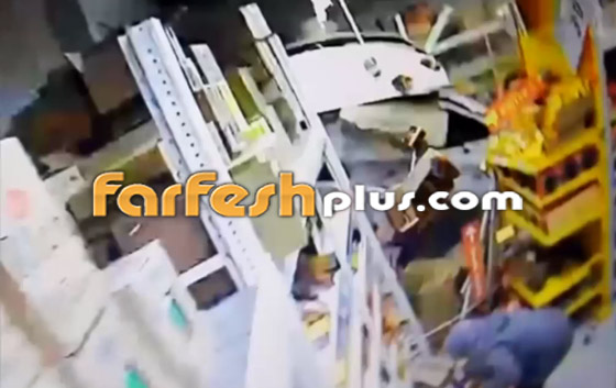 فيديو غريب: شاحنة تخترق جدار متجر وتدهس المتسوقين والرفوف والبضائع صورة رقم 4