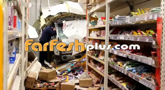 فيديو غريب: شاحنة تخترق جدار متجر وتدهس المتسوقين والرفوف والبضائع صورة رقم 10
