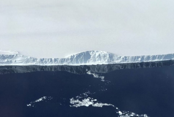 جرف جليدي عملاق على شكل تابوت يبحر في المحيط منذ 18 عاما يتنبأ بنهاية العالم! صورة رقم 8