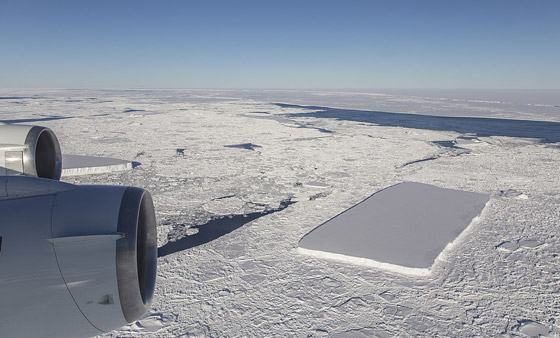 جرف جليدي عملاق على شكل تابوت يبحر في المحيط منذ 18 عاما يتنبأ بنهاية العالم! صورة رقم 3