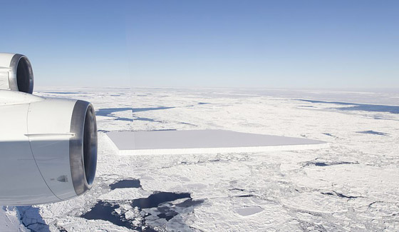 جرف جليدي عملاق على شكل تابوت يبحر في المحيط منذ 18 عاما يتنبأ بنهاية العالم! صورة رقم 10