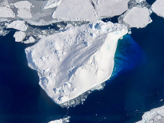 جرف جليدي عملاق على شكل تابوت يبحر في المحيط منذ 18 عاما يتنبأ بنهاية العالم! صورة رقم 11