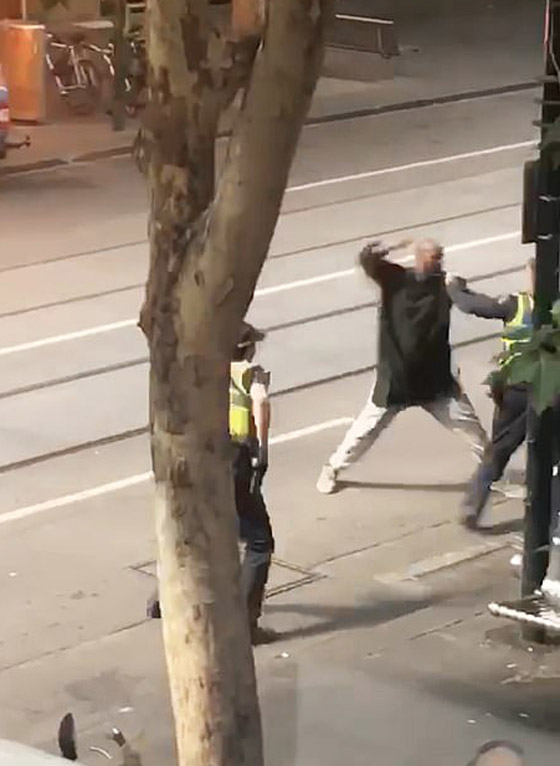 فيديو وصور: عملية طعن في ملبورن الأسترالية وسقوط قتيل وجرحى! صورة رقم 1