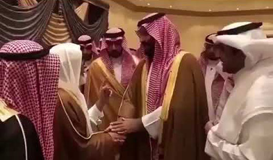  فيديو: كيف رد ولي العهد محمد بن سلمان على مسن سعودي دعاه لشرب القهوة؟ صورة رقم 1