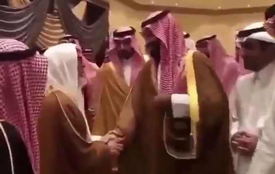  فيديو: كيف رد ولي العهد محمد بن سلمان على مسن سعودي دعاه لشرب القهوة؟ صورة رقم 2