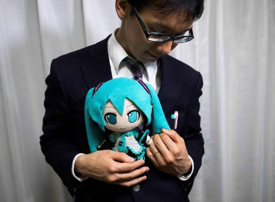 ياباني يتزوج صورة طيفية هولوغرامية لشخصية افتراضية بسبب حبه لها! صورة رقم 8