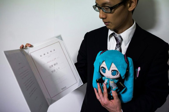 ياباني يتزوج صورة طيفية هولوغرامية لشخصية افتراضية بسبب حبه لها! صورة رقم 10
