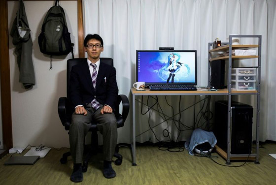 ياباني يتزوج صورة طيفية هولوغرامية لشخصية افتراضية بسبب حبه لها! صورة رقم 11