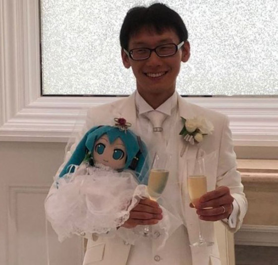 ياباني يتزوج صورة طيفية هولوغرامية لشخصية افتراضية بسبب حبه لها! صورة رقم 1
