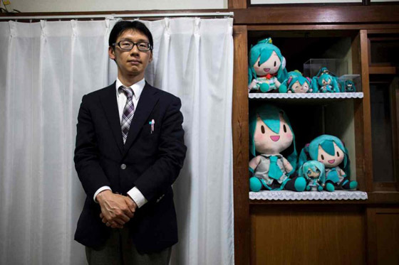 ياباني يتزوج صورة طيفية هولوغرامية لشخصية افتراضية بسبب حبه لها! صورة رقم 12